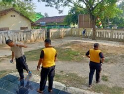 Polsek Cabang Bungin  Gelar Jumat Bersih, Gotong Royong Bersihkan Halaman Masjid