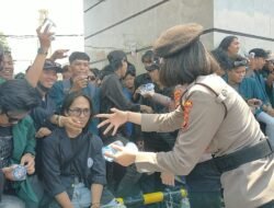 Polwan Lampung Bagikan Air Mineral Kepada Mahasiswa Dalam Aksi Unjuk Rasa Di Gedung DPRD