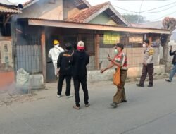 Bimaspol Bripka Afriza Sukma S.H. Bersama Puskesmas Pebayuran dan Aparatur Desa Kertajaya Lakukan Fogging untuk Atasi Demam Berdarah