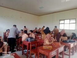 Kapolsek Pebayuran Pimpin Penggeledahan di SMPN 2 Pebayuran, Periksa Obat dan Barang Terlarang