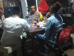 Kapolsek Pebayuran Ngopi Kabtibmas Bersama Warga Desa Bantarjaya Untuk Menciptakan Suasana Kondusifitas