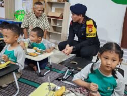 Brimob Polda Metro Bagikan Makanan Bergizi Gratis di Karet