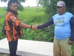 Ketua PP PAC Pebayuran Aji Wijaya Serahkan Bantuan Material Mewakili H. Dilai MPC untuk Bedah Rumah Janda di Karangreja