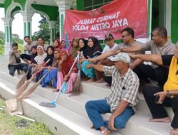 Polsek Pebayuran Melaksanakan Korve Bersihkan Masjid Al Hidayah