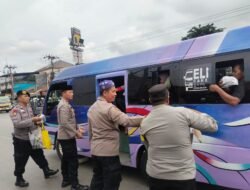 Polsek Cikarang Barat Bagikan Ratusan Takjil Gratis kepada Pengguna Jalan dan Masyarakat