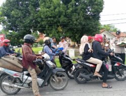 Polsek Pebayuran Bagi Takjil Di Bulan Penuh Hikmah