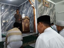 Kanit Binmas Polsek Pebayuran Jalin Kedekatan dengan Warga Lewat Salat Jumat Bersama