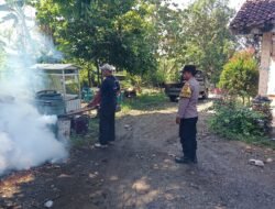 Bhabinkamtibmas dan Perangkat Desa Karang Patri Laksanakan Fogging untuk Cegah DBD