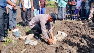 Kanit Binmas Polsek Pebayuran Hadiri Peletakan Batu Pertama Pembangunan Musolah Sapinantunnajah di Karang Haur