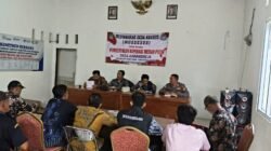 Kanit Binmas Polsek Pebayuran Hadiri Rapat Minggon di Desa Karangreja, Sampaikan Sosialisasi Operasi Berantas Jaya
