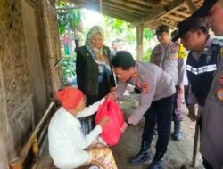 Kapolsek Pebayuran AKP Iing Suhaery Gelar Giat Sosial, Salurkan Bantuan Sembako kepada Nenek 120 Tahun