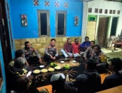 Walau Diguyur Hujan, Kapolsek Pebayuran AKP Iing Suhaery, S.H., Tetap Laksanakan Giat Ngopi Kamtibmas di Kampung Kedung Lotong