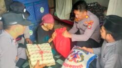 Kapolsek Pebayuran AKP, Iing Suhaery,S.H., Gelar Jumat Berkah: Bantu Nenek Samah dengan Sembako dan Fasilitas MCK