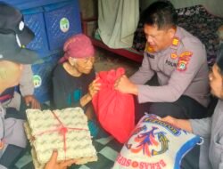 Kapolsek Pebayuran AKP, Iing Suhaery,S.H., Gelar Jumat Berkah: Bantu Nenek Samah dengan Sembako dan Fasilitas MCK