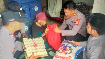 Kapolsek Pebayuran AKP, Iing Suhaery,S.H., Gelar Jumat Berkah: Bantu Nenek Samah dengan Sembako dan Fasilitas MCK