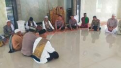 Kapolsek Pebayuran AKP Iing Suhaery, S.H. Salat Jumat Berjamaah dan Bersilaturahmi dengan Tokoh Masyarakat