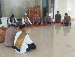 Kapolsek Pebayuran AKP Iing Suhaery, S.H. Salat Jumat Berjamaah dan Bersilaturahmi dengan Tokoh Masyarakat