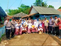 Kapolsek Pebayuran AKP Iing Suhaery, S.H. Berikan Edukasi kepada Anak-anak Saat Sambangi Warga di Kampung Kedung Lotong