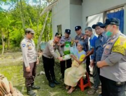 Polsek Pebayuran Terus Bergerak AKP Iing Suhaery Salurkan Bantuan kepada Nenek Anih, Lansia 88 Tahun di Karanghaur