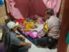 Peduli Warga Sakit Menahun, Aiptu Abdurrahman dan Kades Karangpatri Jenguk Ibu Jariyah di Kampung Pisangan