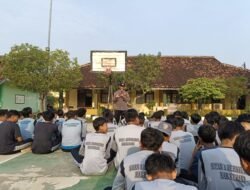 Kanit Bimas Polsek Pebayuran Aiptu Triyono Sosialisasikan Aturan Jam Malam Tentang Bahaya Kenakalan Remaja di SMAN 1 Pebayuran