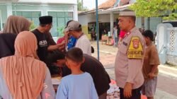 Bhabinkamtibmas Polsek Pebayuran Aiptu Abdurrahman Laksanakan Pengamanan Pembagian Daging Kurban di Yayasan Darelsofwah