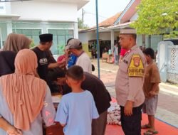 Bhabinkamtibmas Polsek Pebayuran Aiptu Abdurrahman Laksanakan Pengamanan Pembagian Daging Kurban di Yayasan Darelsofwah