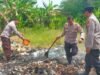 BHABINKAMTIBMAS POLSEK PEBAYURAN SAMBANGI LOKASI PEMBAKARAN LIMBAH DI KAMPUNG PANDERESAN, TEGASKAN LARANGAN PEMBAKARAN SAMPAH PLASTIK