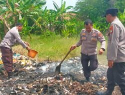 BHABINKAMTIBMAS POLSEK PEBAYURAN SAMBANGI LOKASI PEMBAKARAN LIMBAH DI KAMPUNG PANDERESAN, TEGASKAN LARANGAN PEMBAKARAN SAMPAH PLASTIK