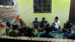 Bhabinkamtibmas Polsek Pebayuran Ajak Aparatur Desa Karang Haur Jaga Kamtibmas Lewat Ngopi Bareng