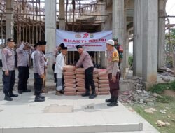 Dalam Rangka HUT Bhayangkara ke-79, Kapolsek Pebayuran AKP Iing Suhaeri, S.H., Gelar Bakti Religi Peduli Tempat Ibadah Desa Karangjaya