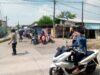 Bhabinkamtibmas Aiptu Abdurrahman dan Anggota Samapta Polsek Pebayuran Atur Lalin di Tengah Perbaikan Jalan Desa Sumbersari