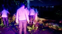 Kapolsek Pebayuran AKP IING SUHAERI S.H., M.H., Giat Patroli Malam Bersama Satpol PP Evakuasi Pohon Tumbang di Kampung Tambun