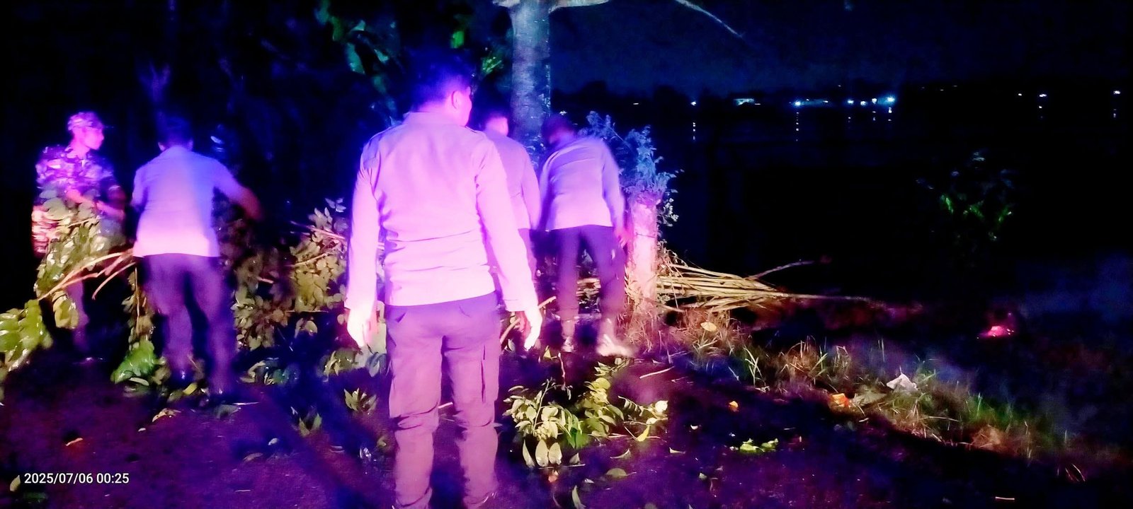 Kapolsek Pebayuran AKP IING SUHAERI S.H., M.H., Giat Patroli Malam Bersama Satpol PP Evakuasi Pohon Tumbang di Kampung Tambun