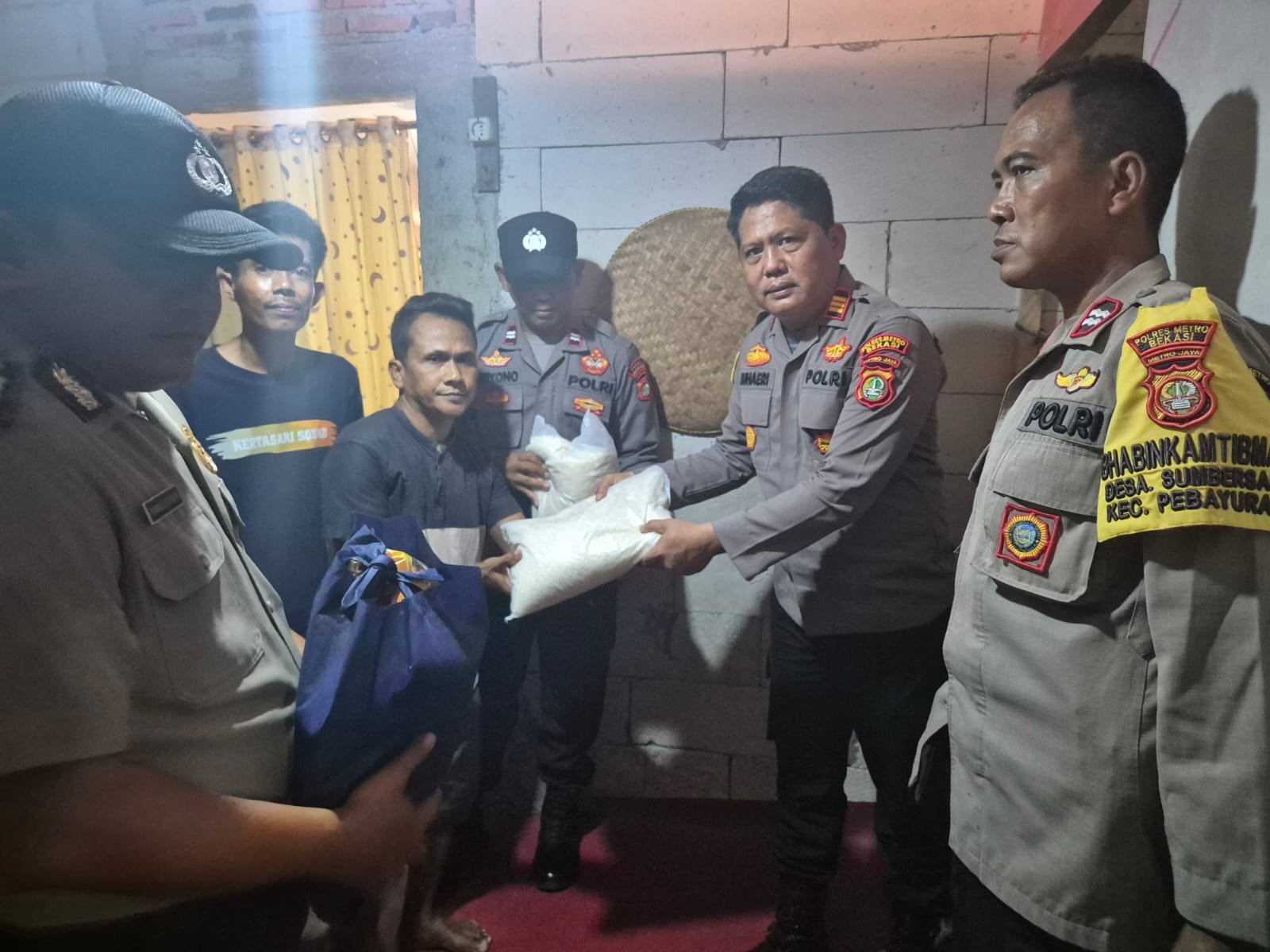 Kapolsek Pebayuran AKP IING SUHAERI S.H.,M.H., Gelar Jumat Berkah, Berikan Santunan kepada Warga Disabilitas di Kelurahan Kertasari