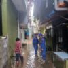 Tim SAR Ditpolairud Polda Metro Jaya Evakuasi Warga Terdampak Banjir di Jakarta Timur