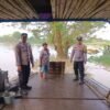 Bhabinkamas Polsek Pebayuran Cek Debit Air Sungai Citarum Himbau Penyebrangan Perahu Ditutup Sementara 