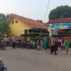 Bhabinkamas Polsek Pebayuran Aiptu Abdurrahman Dan Bripka Try KBS Laksanakan Giat Pengamanan Lalin Masa MPL Di SMPN 1 Pebayuran 