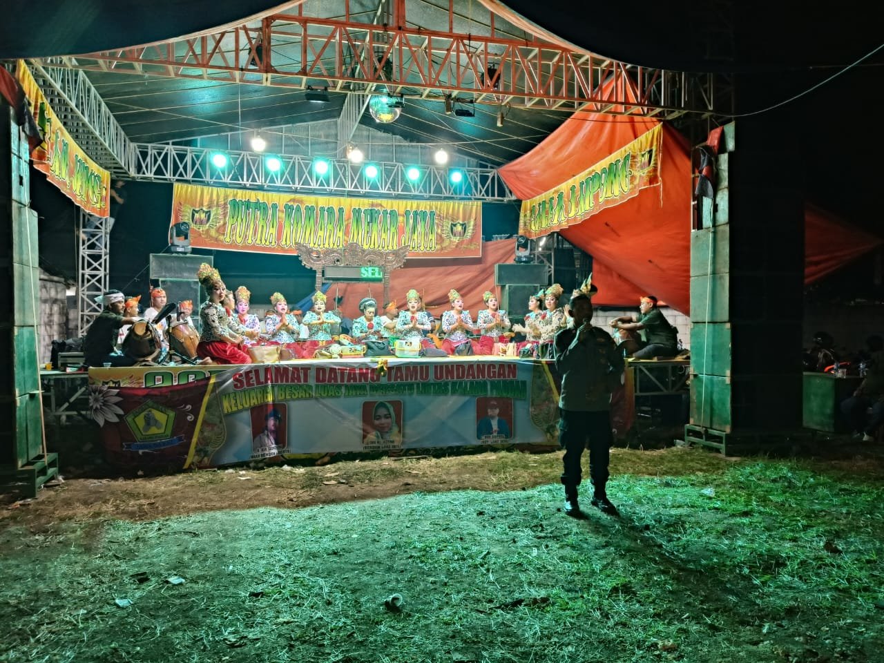 Kanit Binmas Polsek Pebayuran Aiptu Triyono Laksanakan Pengamanan dan Monitoring Hiburan Jaipongan di Desa Karang Reja
