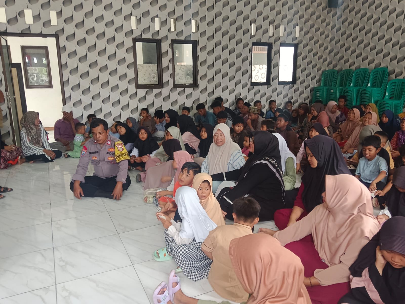 Bhabinkamtibmas Polsek Pebayuran Aiptu Abdurrahman Hadiri Santunan 150 Anak Yatim Piatu Oleh Tokoh Masyarakat Hj Herlani
