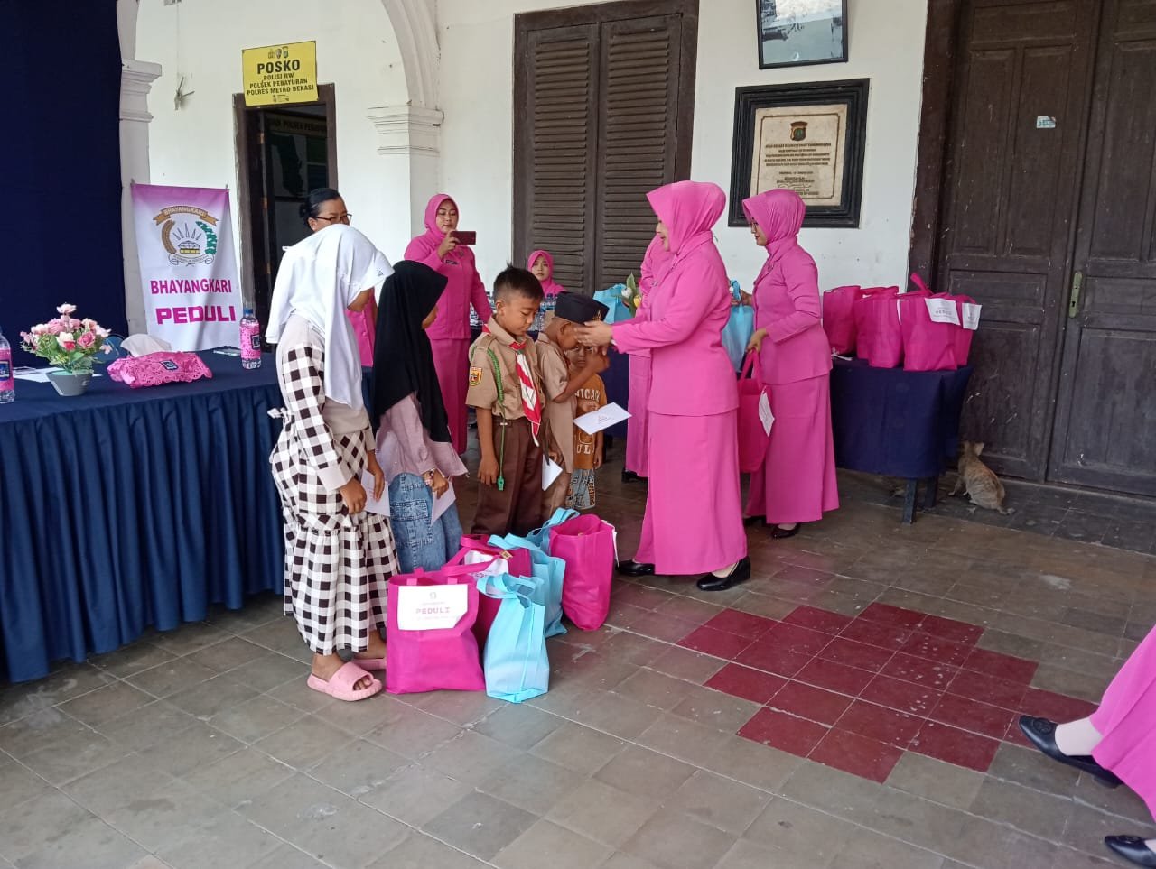 Bayangkari Ranting Polsek Pebayuran Gelar Santunan Yatim Piatu di Aula Polsek Pebayuran