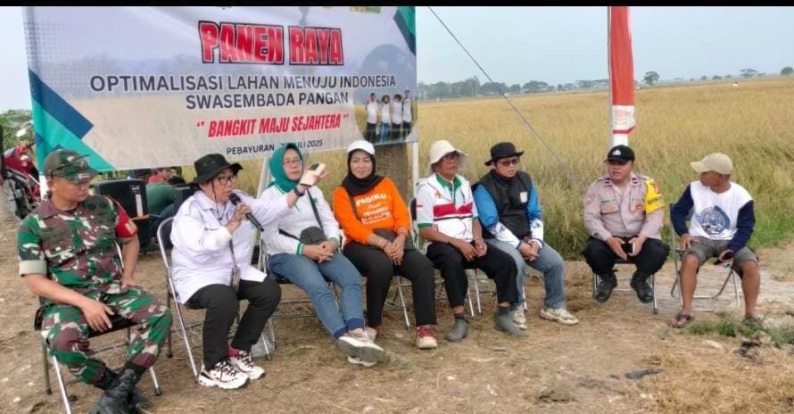 Bhabinkamtibmas Polsek Pebayuran Aipda Bangbang epo Monitoring Giat Panen Raya Bersama Tokoh Petani H. Sardi,S.sos. di Desa Sumberurip