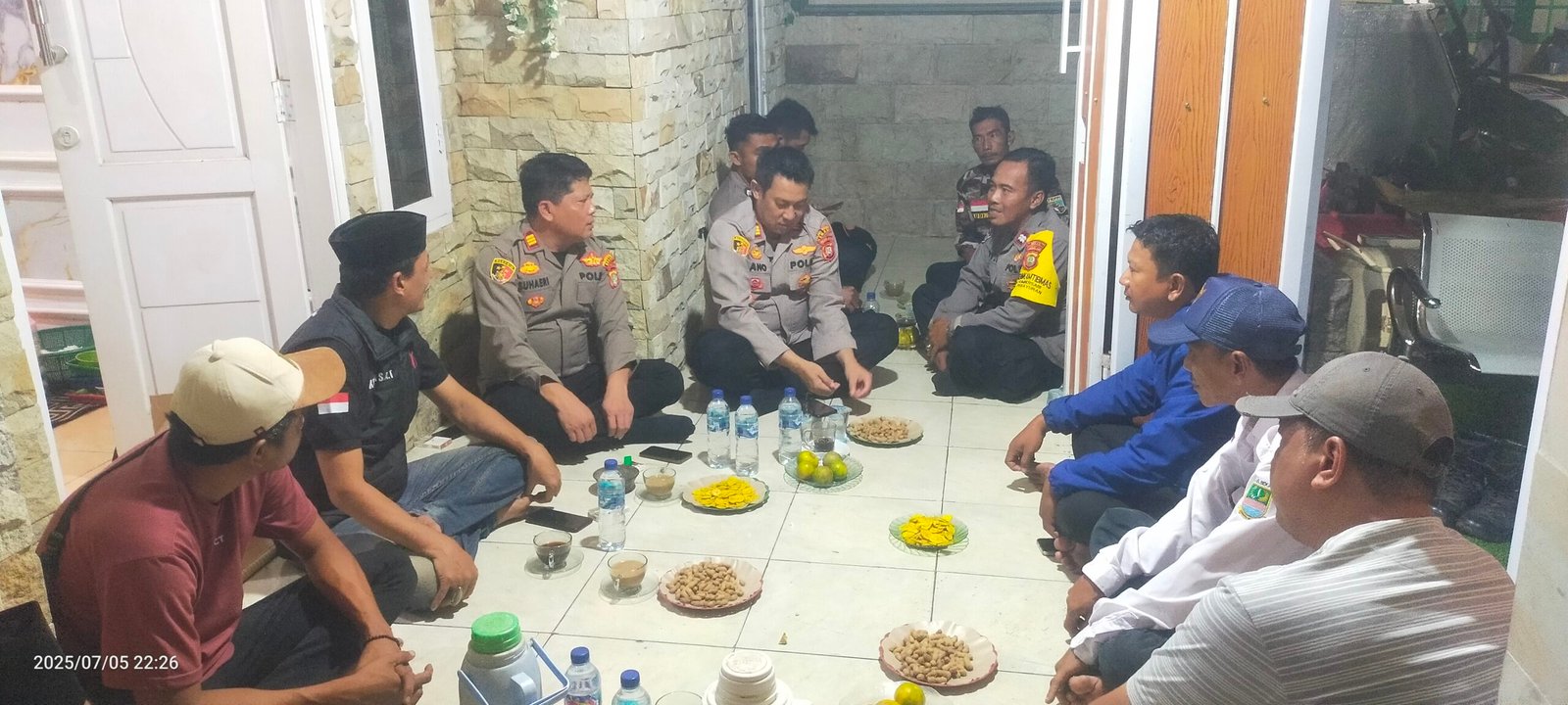 Kapolsek Pebayuran dan Sukatani Gelar Ngopi Kamtibmas Bersama S.A.T di Kampung Kobak Rante