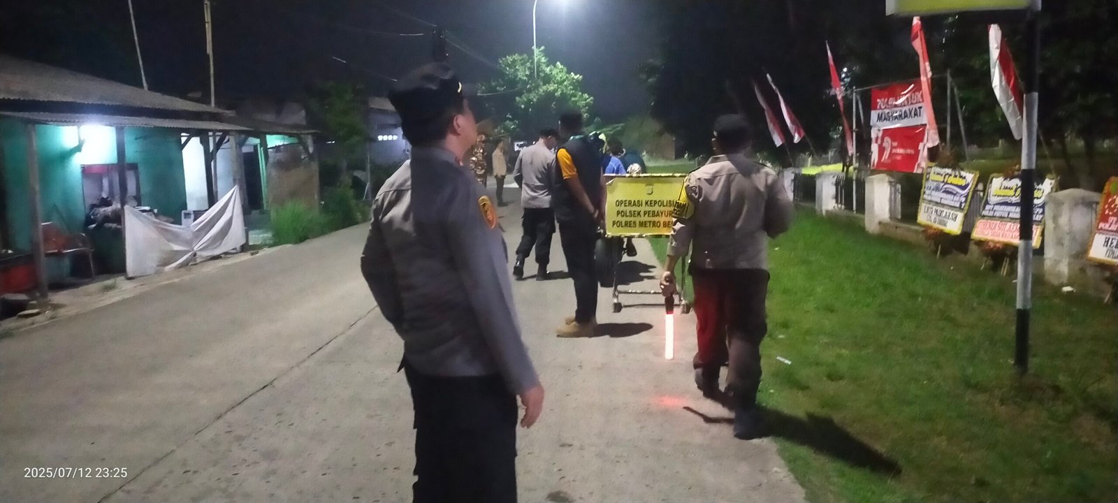 Kapolsek Pebayuran AKP IING SUHAERI S.H.,M.H., Pimpin Apel Malam Minggu dan Operasi Kejahatan Jalanan (OKJ) di Wilayah Hukum Polsek Pebayuran