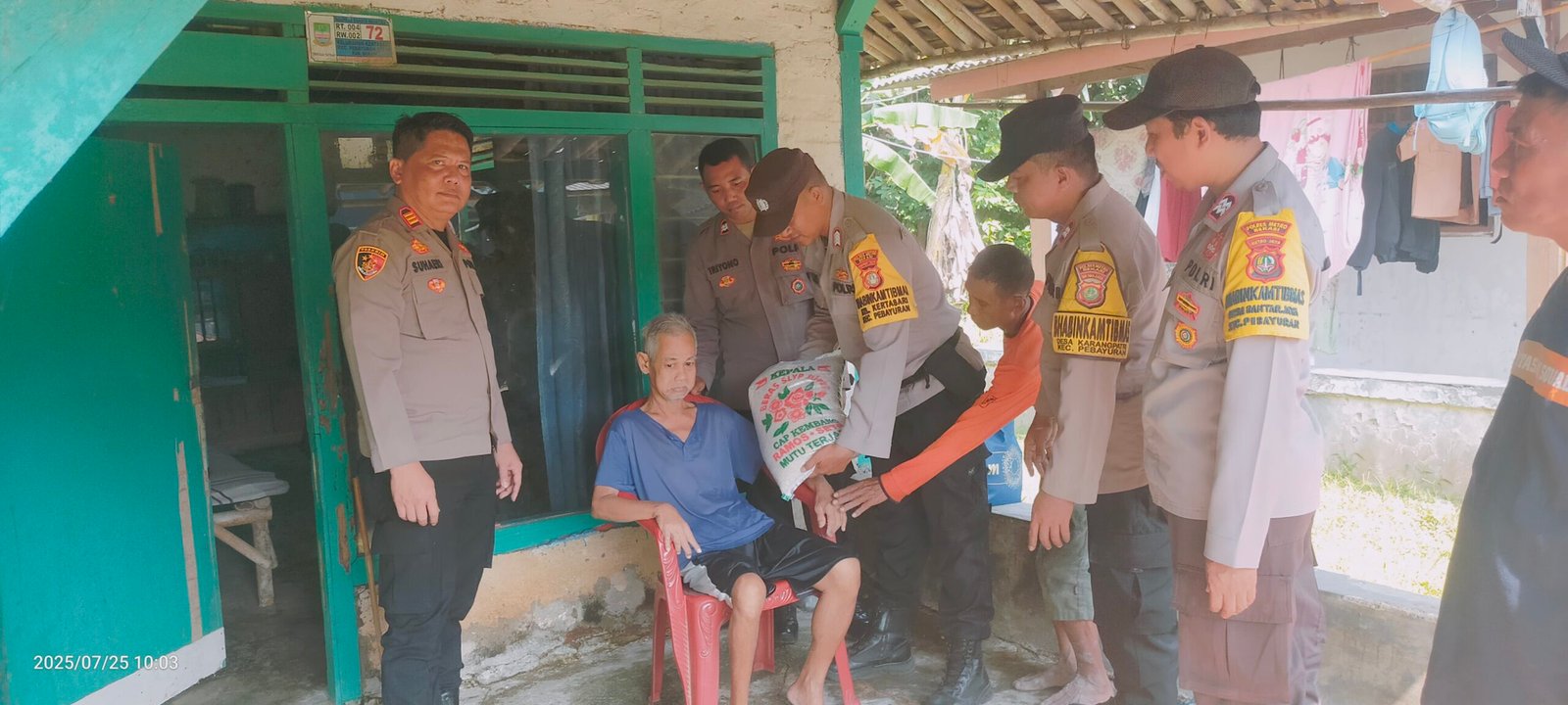 Kapolsek Pebayuran AKP Iing Suhaeri S.H.,M.H., Kunjungi Warga Disabilitas dalam Giat Jumat Berkah