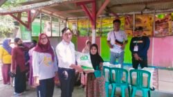 Lurah Kertasari Putre Adi Wibowo S.STP Monitoring Langsung Pembagian Beras Bansos ke Warga