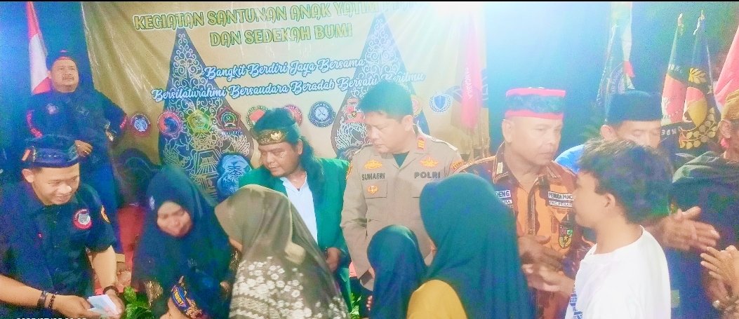 Kapolsek Pebayuran AKP IING SUHAERI S.H., M.H., Apresiasi Tradisi Sedekah Bumi dan Santunan Yatim di Kampung Kobak Cina