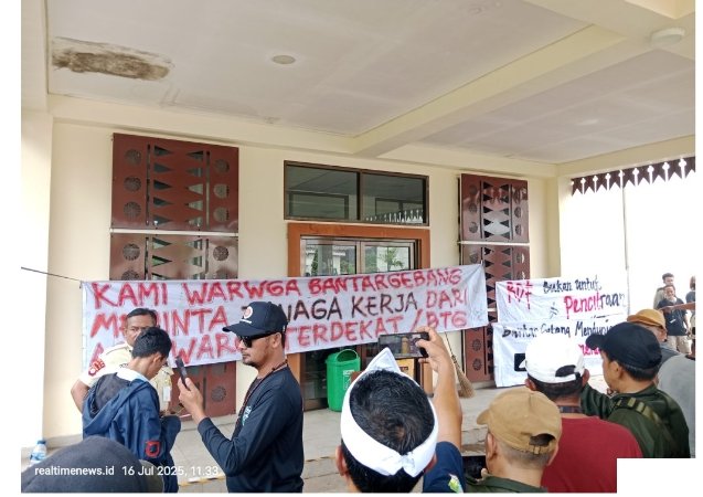 Warga Bantargebang Demo Tuntut Prioritas Kerja di RDF Plant, Mediasi Hasilkan Kesepakatan Kuota Lokal