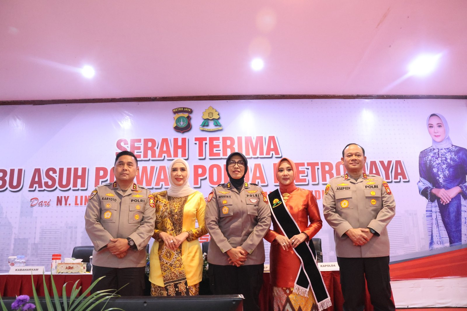 Lina Karyoto Serahkan Tugas Ibu Asuh Polwan kepada Indah Asep Edi Suheri