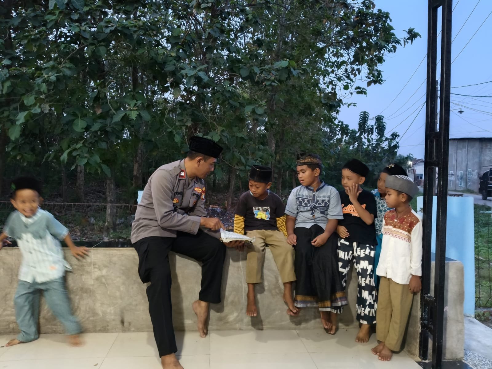 Kanit Bimas Polsek Pebayuran Aiptu Triyono Sambangi Anak TPQ, Tekankan Pentingnya Belajar Agama dan Tertib Lingkungan